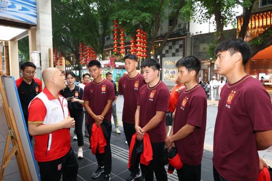 《老家伙们》的主要角色共有6人：萝莉女主思雨胆大心细、思维跳脱；三位大叔则性格各异，有人身手了得，容貌帅气，有人心怀道义但时而冷酷时而暴躁，另外一位则是浪漫的天才奶爸